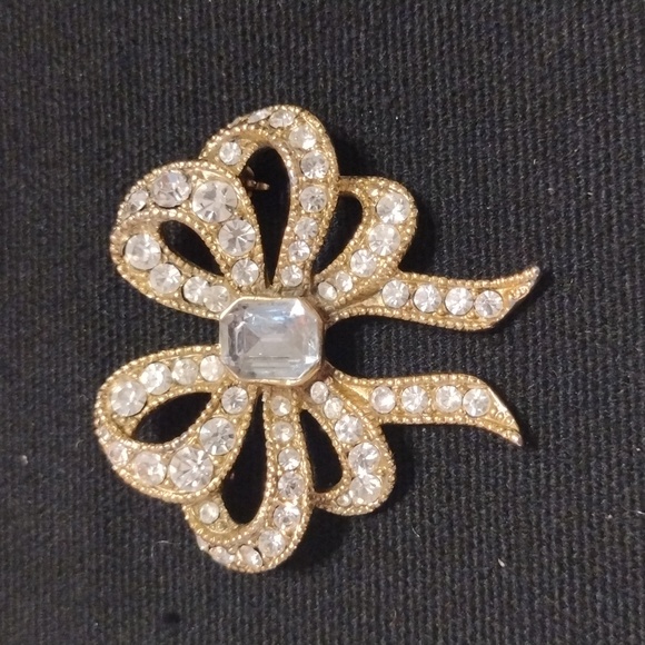 STARET clear rhinestone flower bouquet brooch in a silver plated
